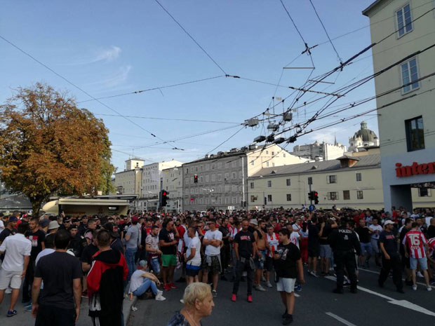 НАВИЈАЧИ ЗВЕЗДЕ СПРЕМНИ ЗА ОКРШАЈ У САЛЦБУРГУ: Кортео “делија” кренуо ка стадиону (ФОТО/ВИДЕО)